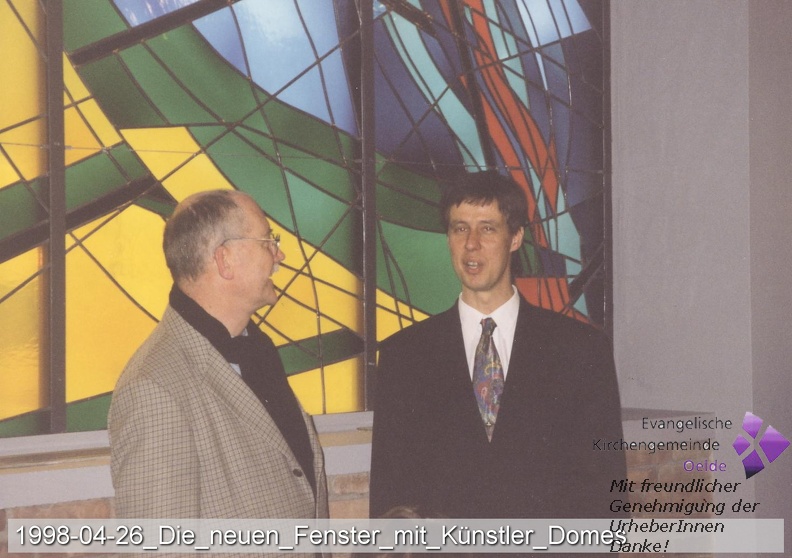 1998-04-26_Die_neuen_Fenster_mit_Künstler_Domes.JPG